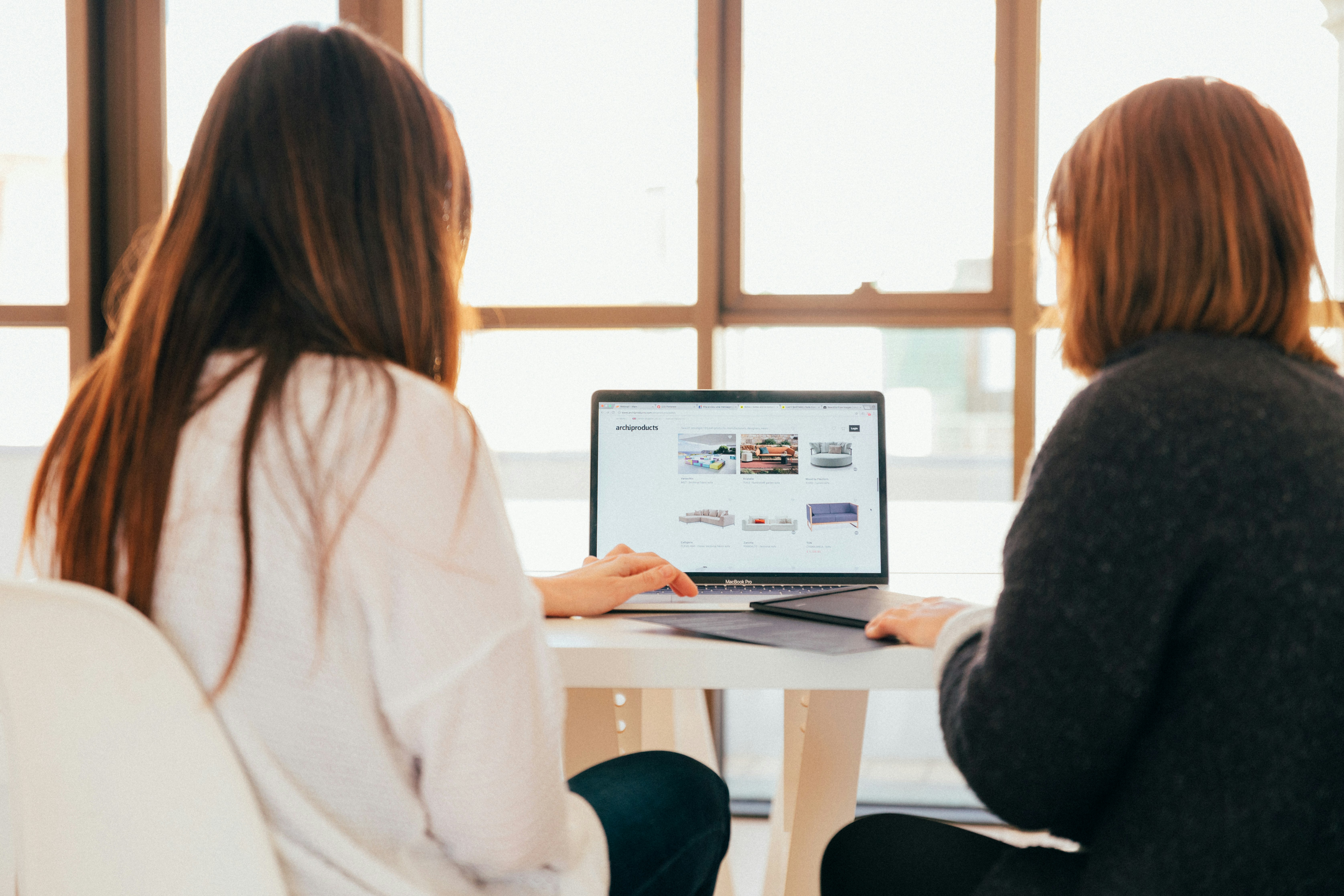 Illustration représentant la création d'un site web professionnel en Algérie